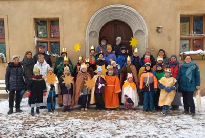 Fotoalbum Nach einem gemeinsamen Vormittag im Gemeindehaus sind die Sternsinger wieder unterwegs