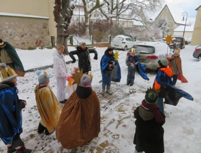 Foto des Albums: Nach einem gemeinsamen Vormittag im Gemeindehaus sind die Sternsinger wieder unterwegs