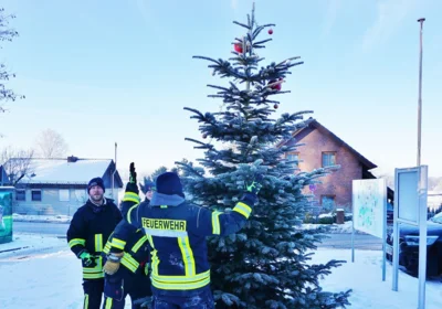 Skandal - VVV-Baum nicht abgeschm&uuml;ckt 