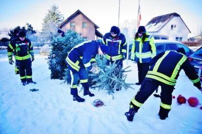 Also richtet es ie Feuerwehr - unter Aufsicht 