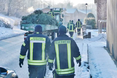 Feuerwehr-Karawane auf der Tannenbaum-Sta&szlig;e 