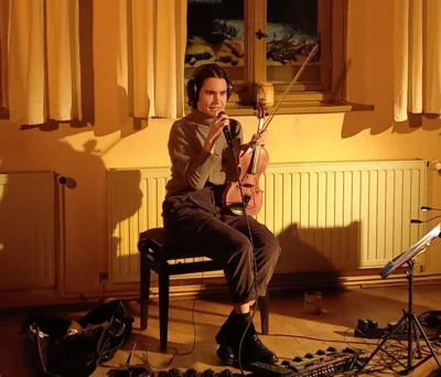Foto des Albums: THE NEW SOLARISM ist das Soloprojekt der in Danzig geborenen Geigerin Izabela Kałduńska. Ein wundervoller Winterabend im Gemeindehaus, während draußen die Welt vom Schnee eingehüllt wurde