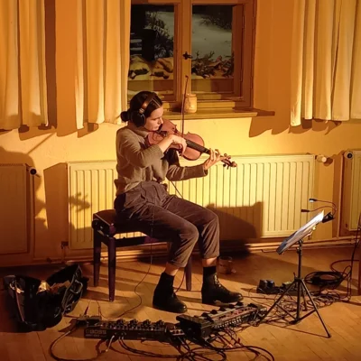 Foto des Albums: THE NEW SOLARISM ist das Soloprojekt der in Danzig geborenen Geigerin Izabela Kałduńska. Ein wundervoller Winterabend im Gemeindehaus, während draußen die Welt vom Schnee eingehüllt wurde