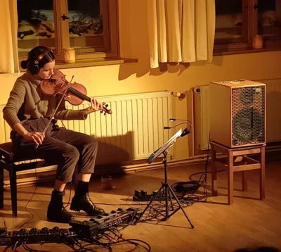 Foto des Albums: THE NEW SOLARISM ist das Soloprojekt der in Danzig geborenen Geigerin Izabela Kałduńska. Ein wundervoller Winterabend im Gemeindehaus, während draußen die Welt vom Schnee eingehüllt wurde