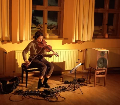 Foto des Albums: THE NEW SOLARISM ist das Soloprojekt der in Danzig geborenen Geigerin Izabela Kałduńska. Ein wundervoller Winterabend im Gemeindehaus, während draußen die Welt vom Schnee eingehüllt wurde