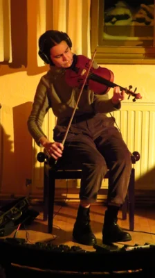 Foto des Albums: THE NEW SOLARISM ist das Soloprojekt der in Danzig geborenen Geigerin Izabela Kałduńska. Ein wundervoller Winterabend im Gemeindehaus, während draußen die Welt vom Schnee eingehüllt wurde