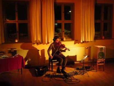 Foto des Albums: THE NEW SOLARISM ist das Soloprojekt der in Danzig geborenen Geigerin Izabela Kałduńska. Ein wundervoller Winterabend im Gemeindehaus, während draußen die Welt vom Schnee eingehüllt wurde