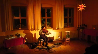 Foto des Albums: THE NEW SOLARISM ist das Soloprojekt der in Danzig geborenen Geigerin Izabela Kałduńska. Ein wundervoller Winterabend im Gemeindehaus, während draußen die Welt vom Schnee eingehüllt wurde