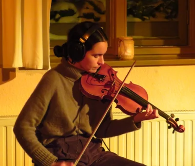Foto des Albums: THE NEW SOLARISM ist das Soloprojekt der in Danzig geborenen Geigerin Izabela Kałduńska. Ein wundervoller Winterabend im Gemeindehaus, während draußen die Welt vom Schnee eingehüllt wurde