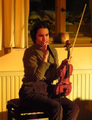 Foto des Albums: THE NEW SOLARISM ist das Soloprojekt der in Danzig geborenen Geigerin Izabela Kałduńska. Ein wundervoller Winterabend im Gemeindehaus, während draußen die Welt vom Schnee eingehüllt wurde