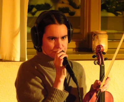 Foto des Albums: THE NEW SOLARISM ist das Soloprojekt der in Danzig geborenen Geigerin Izabela Kałduńska. Ein wundervoller Winterabend im Gemeindehaus, während draußen die Welt vom Schnee eingehüllt wurde