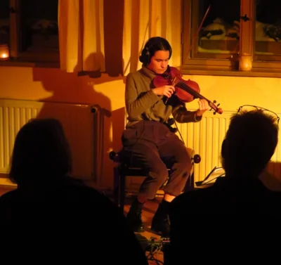 Foto des Albums: THE NEW SOLARISM ist das Soloprojekt der in Danzig geborenen Geigerin Izabela Kałduńska. Ein wundervoller Winterabend im Gemeindehaus, während draußen die Welt vom Schnee eingehüllt wurde