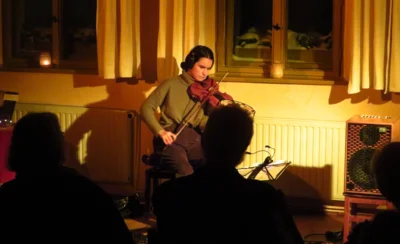 Foto des Albums: THE NEW SOLARISM ist das Soloprojekt der in Danzig geborenen Geigerin Izabela Kałduńska. Ein wundervoller Winterabend im Gemeindehaus, während draußen die Welt vom Schnee eingehüllt wurde