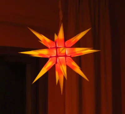 Foto des Albums: THE NEW SOLARISM ist das Soloprojekt der in Danzig geborenen Geigerin Izabela Kałduńska. Ein wundervoller Winterabend im Gemeindehaus, während draußen die Welt vom Schnee eingehüllt wurde