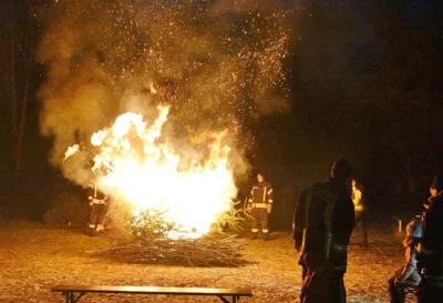 Und da lodert es auch schon 