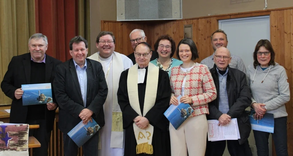 Bild: Aktiv für die Kirchengemeinde  Dert Kirchenvorstand von Erkersreuth mit den Pfarrern Jürgen Henkel und Werner Latteier