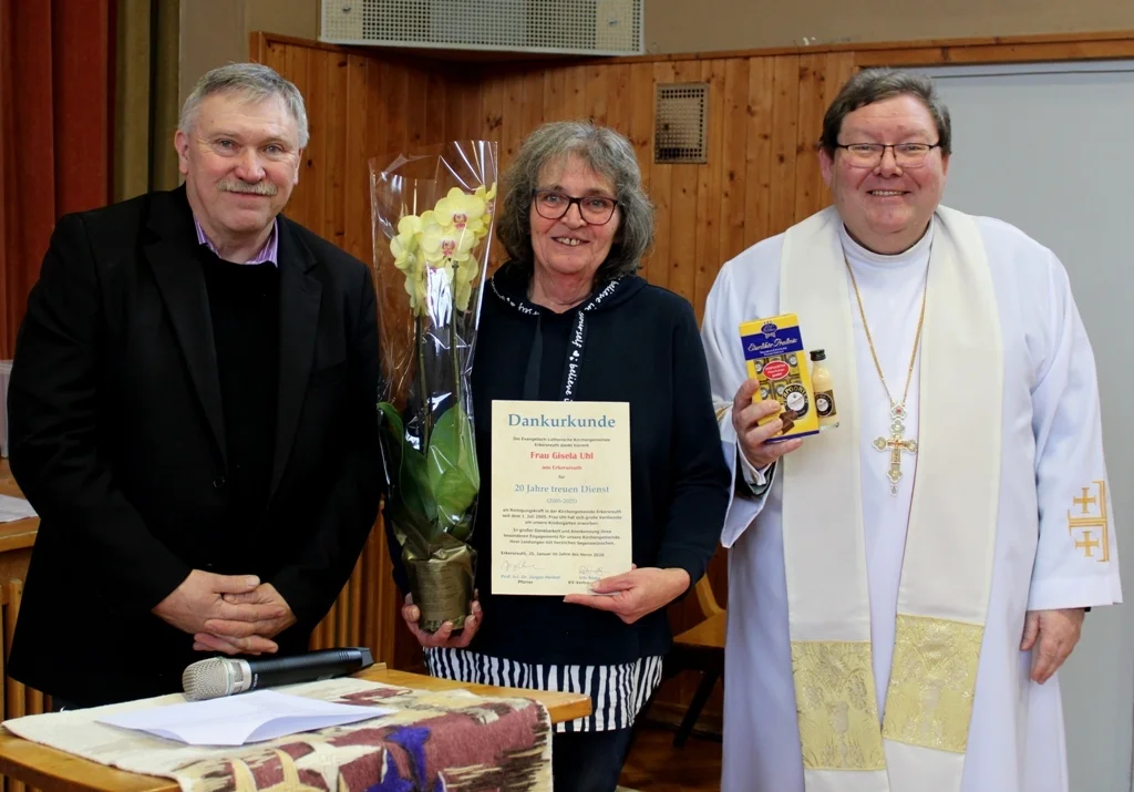 Bild: Vertrauensmann Udo Rödel und Pfarrer Henkel dankten Gisela Uhl für 20 Jahre Dienst für die Kirchenmeinde mit Urkunde und Präsenten