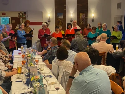 singt  (Bild vergr&ouml;&szlig;ern)