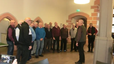 der MC singt ...  (Bild vergr&ouml;&szlig;ern)