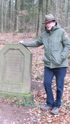 Willi Sch&auml;fer und der "Nickstein"  (Bild vergr&ouml;&szlig;ern)
