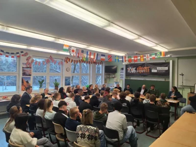 Politik zum Anfassen: Speed-Dating mit Politikerinnen und Politikern an der Regelschule &bdquo;Anna Sophia&ldquo;  (Bild vergr&ouml;&szlig;ern)