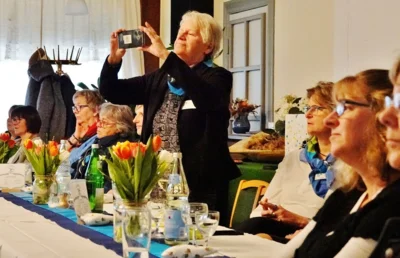 Margret Tensfeldt h&auml;lt alles in Bildern fest 