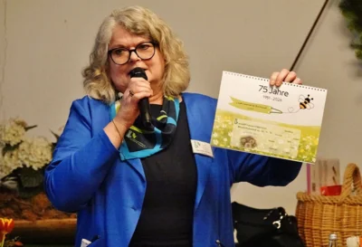 Sigrid Niels-R&ouml;nnau stellt einen Landfrauen-Kalender vor 