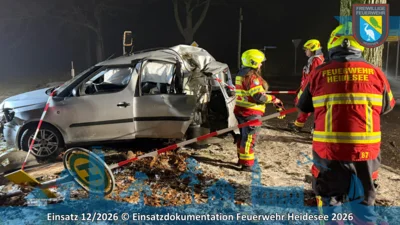 Foto des Albums: Einsatz 12/2026 | PKW gegen Baum | Gräbendorf Gussower Straße