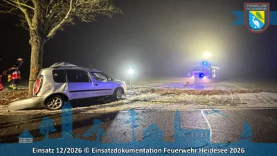 Foto des Albums: Einsatz 12/2026 | PKW gegen Baum | Gräbendorf Gussower Straße