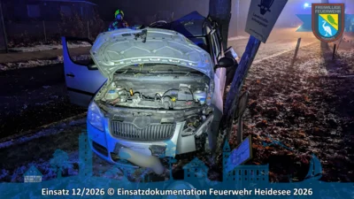Foto des Albums: Einsatz 12/2026 | PKW gegen Baum | Gräbendorf Gussower Straße