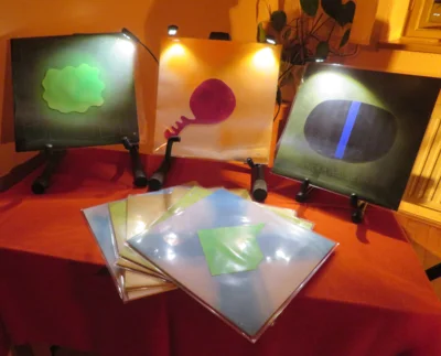 Foto des Albums: StoryPop aus Köln mit NORA BEISEL - Eine Geschichtenerzählerin, die für die Musik lebt und mit berührender Stimme ihre deutschsprachigen Lieder auf der Gitarre oder am Synthesizer begleitet