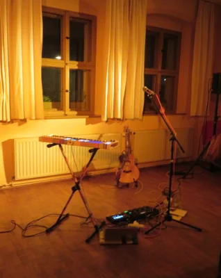 Foto des Albums: StoryPop aus Köln mit NORA BEISEL - Eine Geschichtenerzählerin, die für die Musik lebt und mit berührender Stimme ihre deutschsprachigen Lieder auf der Gitarre oder am Synthesizer begleitet