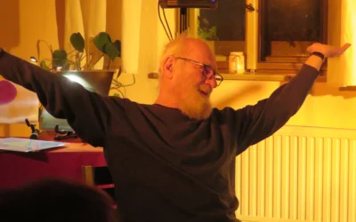 Foto des Albums: StoryPop aus Köln mit NORA BEISEL - Eine Geschichtenerzählerin, die für die Musik lebt und mit berührender Stimme ihre deutschsprachigen Lieder auf der Gitarre oder am Synthesizer begleitet
