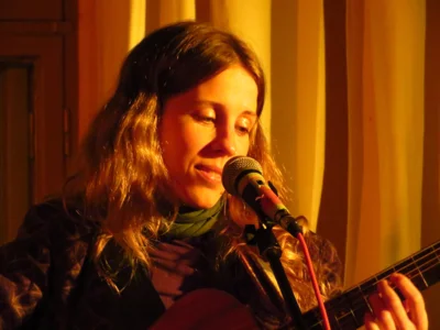 Fotoalbum StoryPop aus Köln mit NORA BEISEL - Eine Geschichtenerzählerin, die für die Musik lebt und mit berührender Stimme ihre deutschsprachigen Lieder auf der Gitarre oder am Synthesizer begleitet