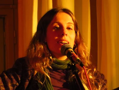 Foto des Albums: StoryPop aus Köln mit NORA BEISEL - Eine Geschichtenerzählerin, die für die Musik lebt und mit berührender Stimme ihre deutschsprachigen Lieder auf der Gitarre oder am Synthesizer begleitet