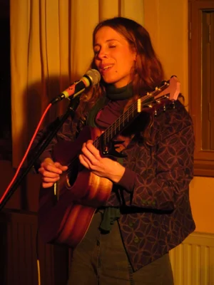Foto des Albums: StoryPop aus Köln mit NORA BEISEL - Eine Geschichtenerzählerin, die für die Musik lebt und mit berührender Stimme ihre deutschsprachigen Lieder auf der Gitarre oder am Synthesizer begleitet