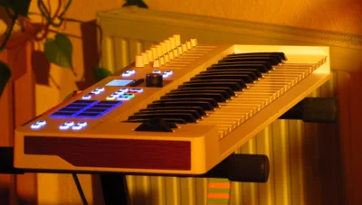 Foto des Albums: StoryPop aus Köln mit NORA BEISEL - Eine Geschichtenerzählerin, die für die Musik lebt und mit berührender Stimme ihre deutschsprachigen Lieder auf der Gitarre oder am Synthesizer begleitet