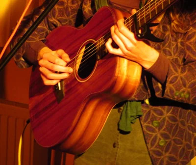 Foto des Albums: StoryPop aus Köln mit NORA BEISEL - Eine Geschichtenerzählerin, die für die Musik lebt und mit berührender Stimme ihre deutschsprachigen Lieder auf der Gitarre oder am Synthesizer begleitet