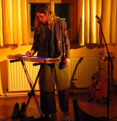 Foto des Albums: StoryPop aus Köln mit NORA BEISEL - Eine Geschichtenerzählerin, die für die Musik lebt und mit berührender Stimme ihre deutschsprachigen Lieder auf der Gitarre oder am Synthesizer begleitet