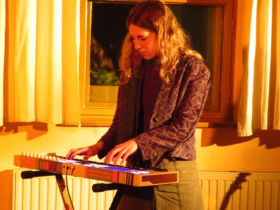 Foto des Albums: StoryPop aus Köln mit NORA BEISEL - Eine Geschichtenerzählerin, die für die Musik lebt und mit berührender Stimme ihre deutschsprachigen Lieder auf der Gitarre oder am Synthesizer begleitet