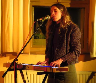 Foto des Albums: StoryPop aus Köln mit NORA BEISEL - Eine Geschichtenerzählerin, die für die Musik lebt und mit berührender Stimme ihre deutschsprachigen Lieder auf der Gitarre oder am Synthesizer begleitet