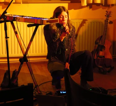 Foto des Albums: StoryPop aus Köln mit NORA BEISEL - Eine Geschichtenerzählerin, die für die Musik lebt und mit berührender Stimme ihre deutschsprachigen Lieder auf der Gitarre oder am Synthesizer begleitet