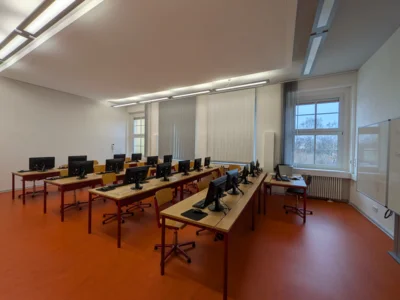 Computerraum  (Bild vergr&ouml;&szlig;ern)