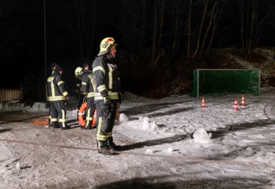 Hinter Wehrf&uuml;hrer Peter van het Loo die Neigungsgruppe Rettungsring-Werfen 