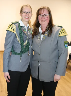 Die Spielfrau des Jahres Martina Wittkowsky (li ) mit unserer Leiterin des Spielmannszuges Victoria Prigge  (Bild vergr&ouml;&szlig;ern)