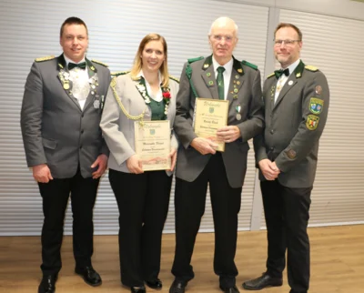 Marianka Fliegel und Rudolf B&ouml;sch erhielten die goldene Ehrennadel des Vereins  (Bild vergr&ouml;&szlig;ern)