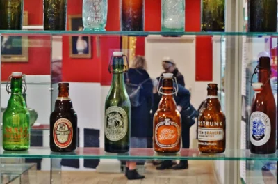 Bierflaschen im Kreismuseum Pl&ouml;n 