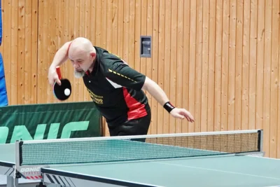 Bernd Figura fixiert den Ball 