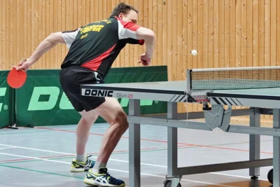 Brust holt aus zum Return 