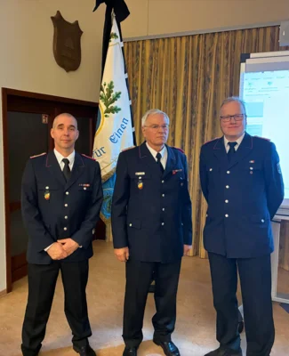 Ehrung f&uuml;r 60 Jahre Zugeh&ouml;rigkeit zur Freiwilligen Feuerwehr: Mark Soetbeer, Hans-J&uuml;rgen Meyke, Jens Thomsen  (Bild vergr&ouml;&szlig;ern)